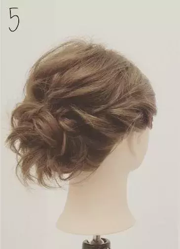 小顔効果バツグン 顔周りスッキリのミディアムアップヘアー ローリエプレス