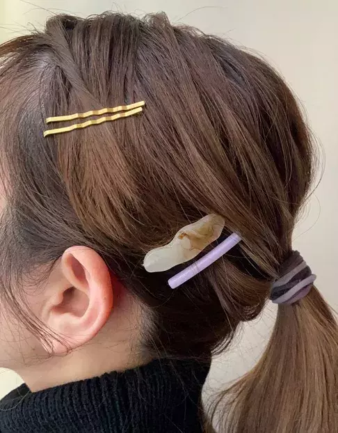 たくさんつけるとさらに可愛い ヘアクリップを重ね付けした 今っぽい アレンジ ローリエプレス