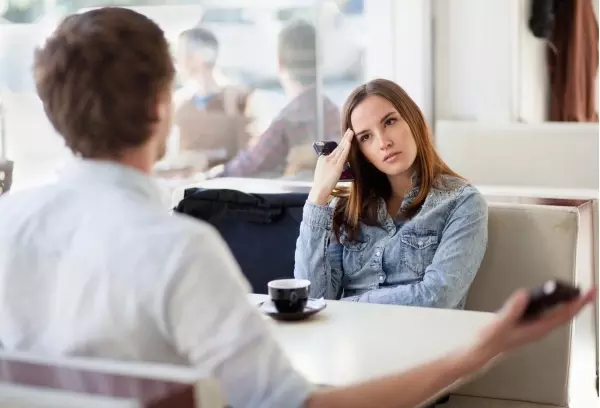 連絡先を聞かれない 合コンでモテない女子の特徴って ローリエプレス