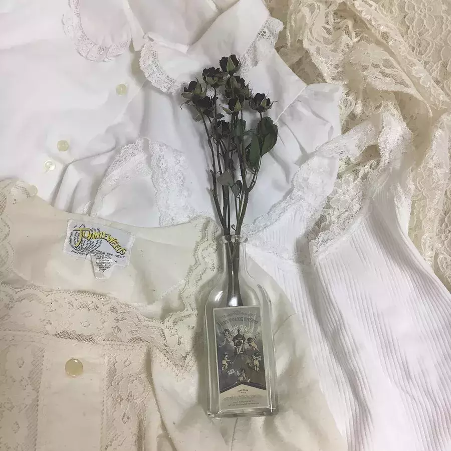 インスタにあげたい おしゃれな置き画を撮る7つのテクニック ローリエプレス インスタにあげたい おしゃれな置き画を撮る7つのテクニック ローリエプレス