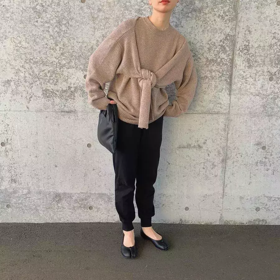 黒と相性イイのって ベージュ Vs グレー 大人上品カラー対決 ローリエプレス