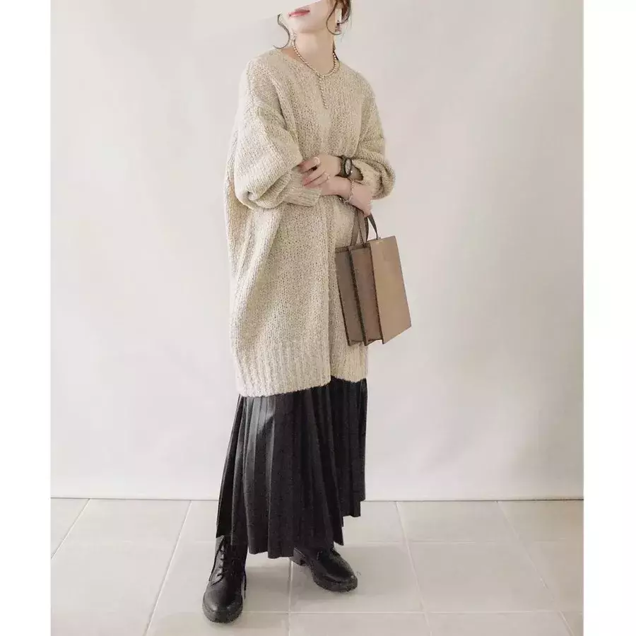 黒と相性イイのって ベージュ Vs グレー 大人上品カラー対決 ローリエプレス 黒と相性イイのって ベージュ Vs グレー 大人上品カラー対決 ローリエプレス