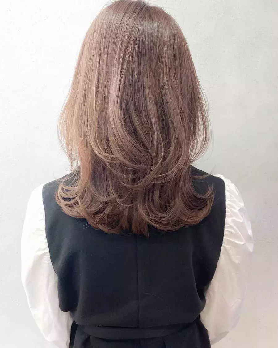 万人ウケと噂 上品な大人女子になりたいなら ミディアムレイヤー ローリエプレス