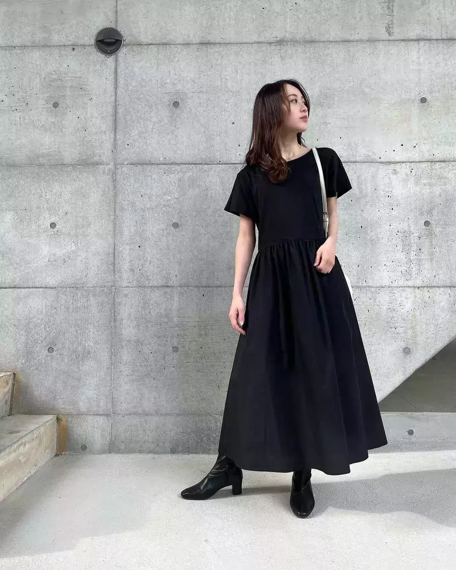 魔法じゃない 黒ワンピース で上品見え 着痩せが叶うんです ローリエプレス