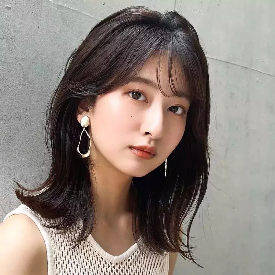 おでこが広い女性必見 似合う前髪スタイリングを紹介 ローリエプレス おでこが広い女性必見 似合う前髪スタイリングを紹介 ローリエプレス