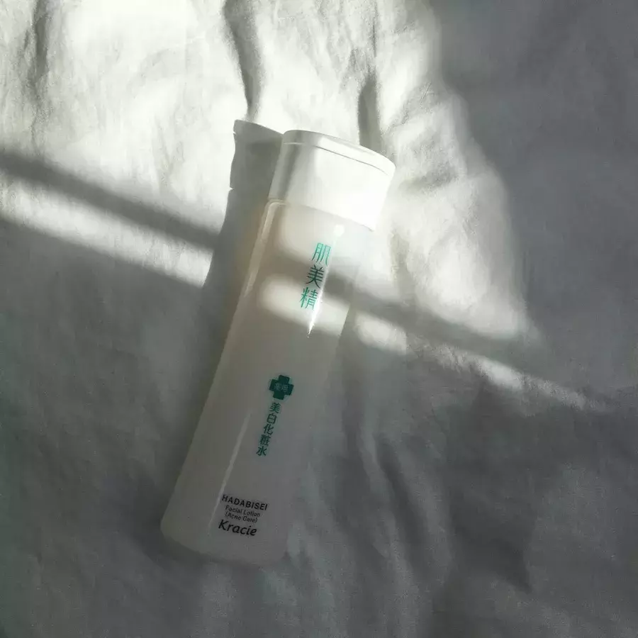 繰り返す大人ニキビがゼロに 肌美精 美白化粧水 ローリエプレス