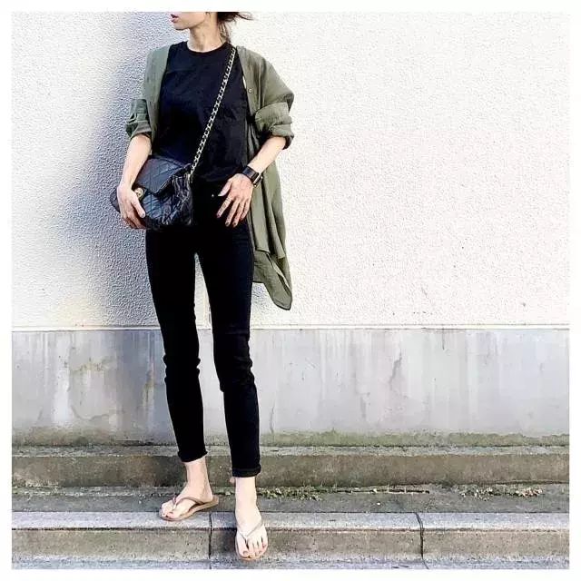 この着方もあったのか 黒スキニー コーデをアップデート ローリエプレス