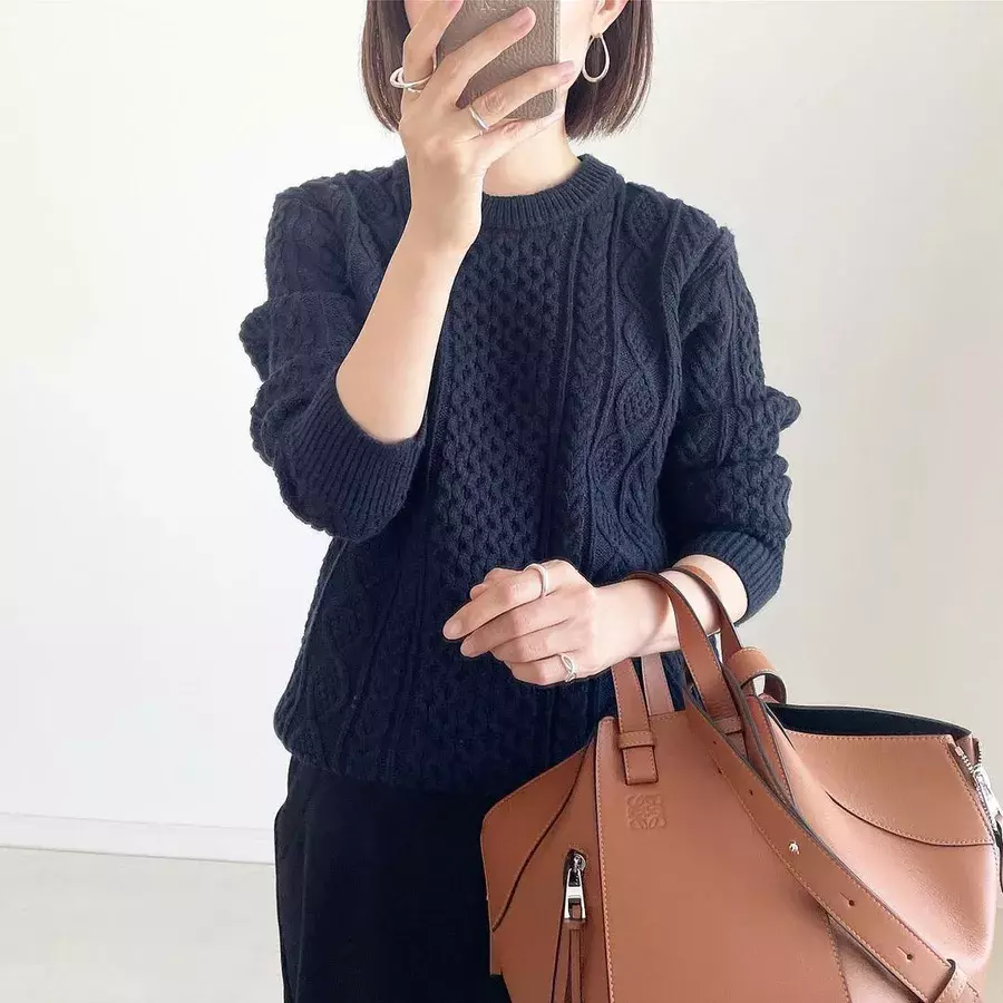 即 おしゃれ ユニクロ の ネイビーニット シンプルで有能 ローリエプレス