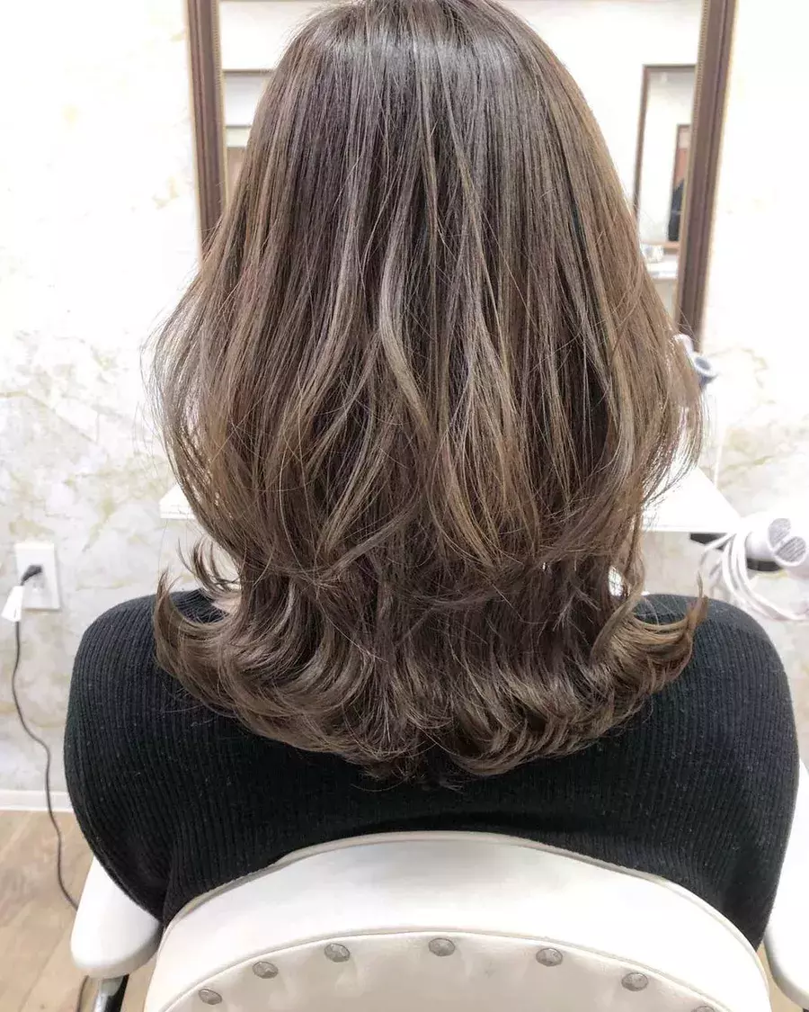 小顔効果抜群 人気の くびれヘア が後ろ姿もかわいい ローリエプレス