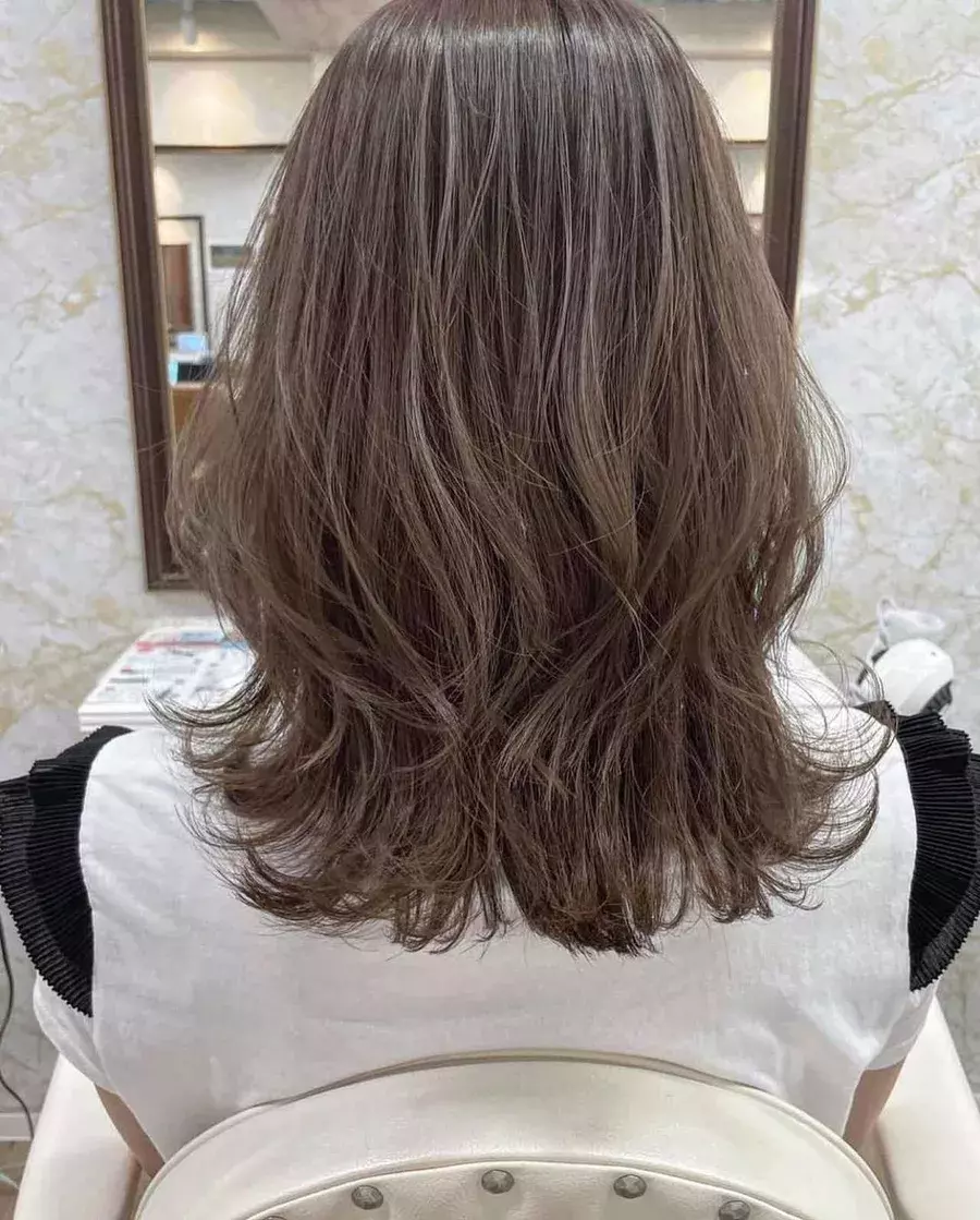 かろやかに揺れる ミディアムヘア ゆるふわで可愛すぎる ローリエプレス