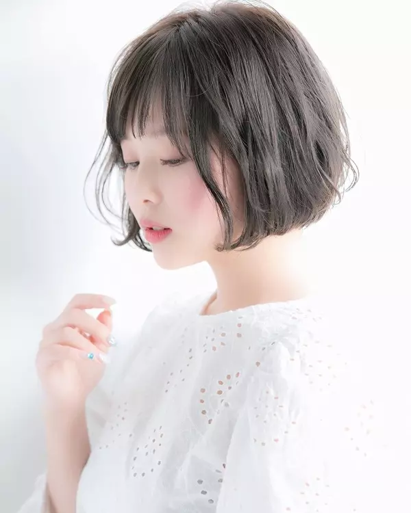 ラフな感じがたまらん 抜け感のあるおしゃれヘアなら 波ウェーブ ボブ ローリエプレス