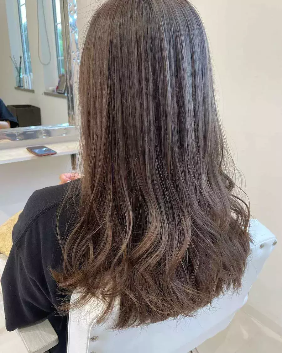 うねりも活用 レイヤーカット でクセ毛さえも可愛く ローリエプレス