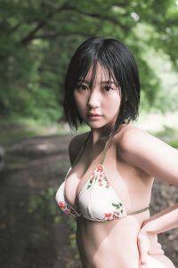 HKT48田中美久が水着姿で美ボディを披露♡ドキッとする大人びた表情が見逃せない！