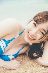 櫻坂46守屋麗奈、ブルーのボーダービキニでビーチにごろん♡無邪気な笑顔に胸キュン