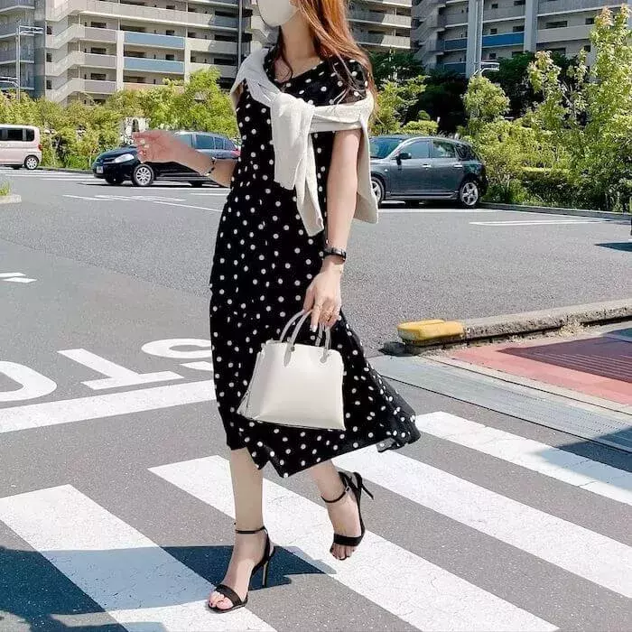 甘さとこなれ感を両立 Gu 新作 ドットvネックワンピース はもうゲットした ローリエプレス 甘さとこなれ感を両立 Gu 新作 ドットvネックワンピース はもうゲットした ローリエプレス