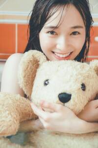 櫻坂46守屋麗奈、愛らしいお風呂ショットを披露♡ぬいぐるみを抱きしめる姿にキュン