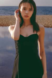 櫻坂46小林由依、息をのむほどに美しい黒ドレス姿を公開！2nd写真集の発売前重版が決定