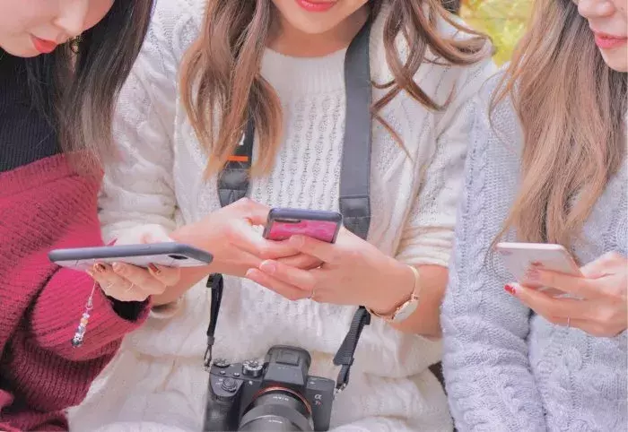 可愛いポーズの撮り方とは インスタで自分が盛れるポーズを解説 ローリエプレス