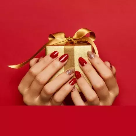 ホリデーシーズンは 貼るだけマニキュア でセルフネイルをアップデート ローリエプレス