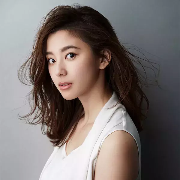 9頭身美女 として話題の朝比奈彩 公式youtubeチャンネルにて女優 佐久間由衣とコラボ ローリエプレス