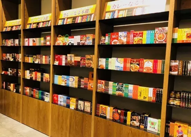 Niko And 約230種類のレトルトカレーが並ぶ カレーなる本棚 が出現 ローリエプレス