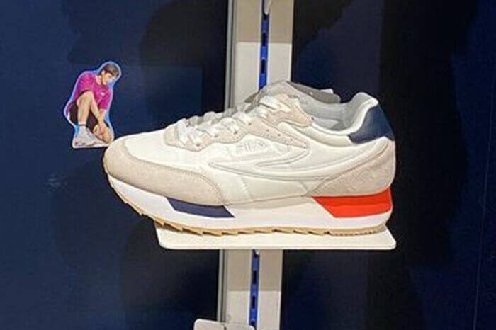 Bts着用モデルのfila スニーカーがファン待望の再販 オリジナルクリアファイルのノベルティーも ローリエプレス
