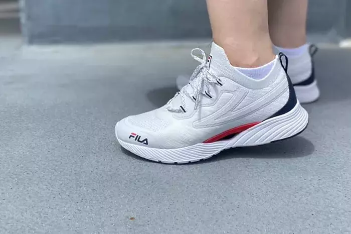 Bts着用モデルのfila スニーカーがファン待望の再販 オリジナルクリアファイルのノベルティーも ローリエプレス