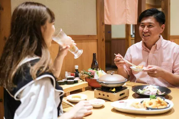 居酒屋デートが良い理由とは 食事中の注意点や服装のポイントを解説 ローリエプレス 居酒屋デートが良い理由とは 食事中の注意点や服装のポイントを解説 ローリエプレス