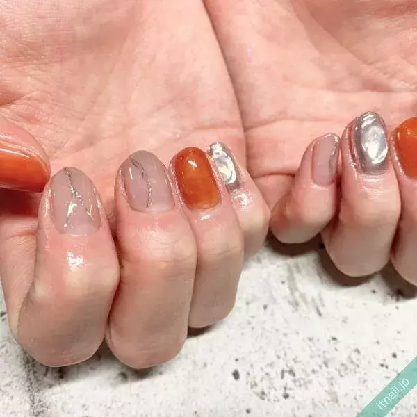 大人カッコいい メタリックカラーの曲線アートネイルデザイン ローリエプレス