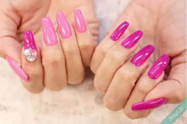 指先から元気になる ホットピンクでアートする大人可愛いネイル ローリエプレス 指先から元気になる ホットピンクでアートする大人可愛いネイル ローリエプレス