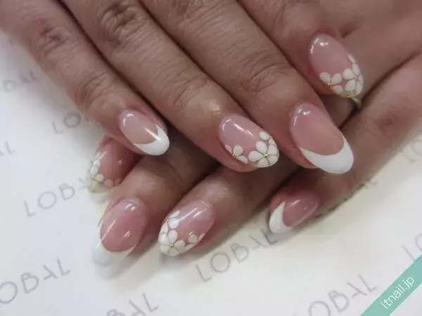 フェミニンならこれできまり 華やかフラワーフレンチネイル ローリエプレス