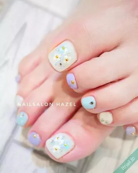 パステルカラーのフットネイルで足元を可愛く 人気デザインをチェック ローリエプレス