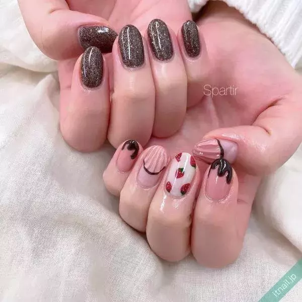 先端だけの ユニコーンネイル が可愛い おしゃれに目立つ指先へ ローリエプレス