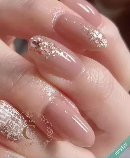 ニュアンス感up ネイルの先端にホロやラメをぎゅっと使ったデザイン ローリエプレス