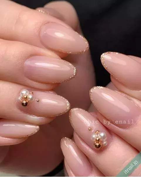 派手な印象にならないラメネイル シンプルで品が良い オフィススタイルにもおすすめのデザイン8選 ローリエプレス