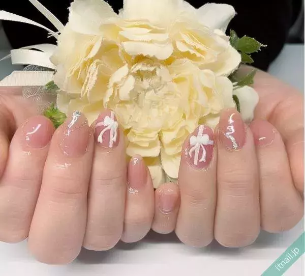 ワタシにも試せそう 大人向けリボンネイルはシンプルが鍵 ローリエプレス