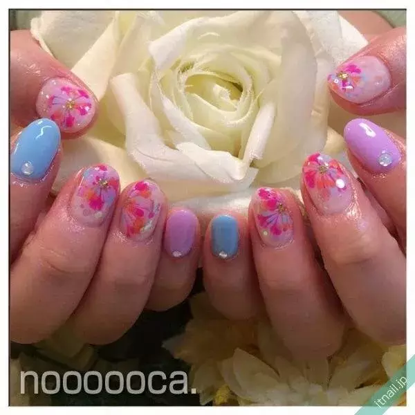 セルフでも簡単 ピーコックアートでつくるフラワーネイル特集 ローリエプレス セルフでも簡単 ピーコックアートでつくるフラワーネイル特集 ローリエプレス