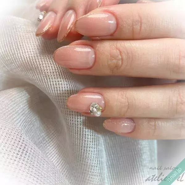 ナチュラルカラー ワンポイントで魅せる 上品ビジューネイル 特集 ローリエプレス