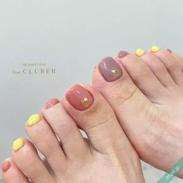 アシメデザインのフットネイルで心躍る足元へ 人気デザインをcheck ローリエプレス アシメデザインのフットネイルで心躍る足元へ 人気デザインをcheck ローリエプレス