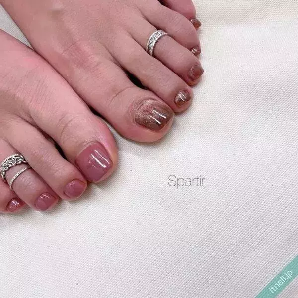 秋だっておしゃれなフットネイルがいい 煌めくマグネットネイルのデザイン ローリエプレス