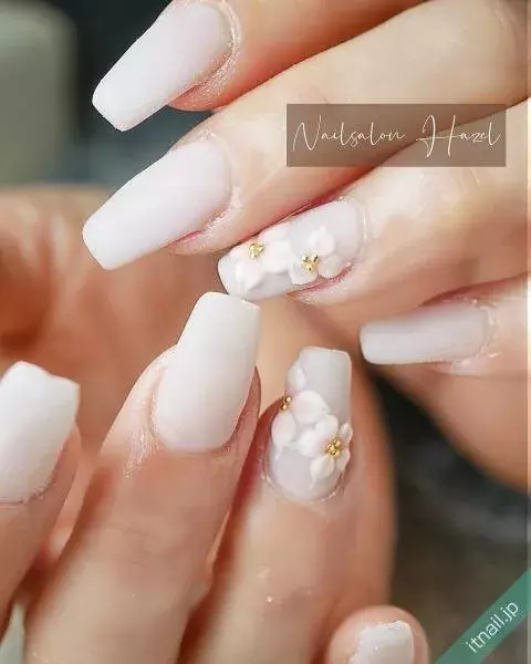 上品だし可愛い 乳白色ネイルのデザインバリエを見てみない ローリエプレス