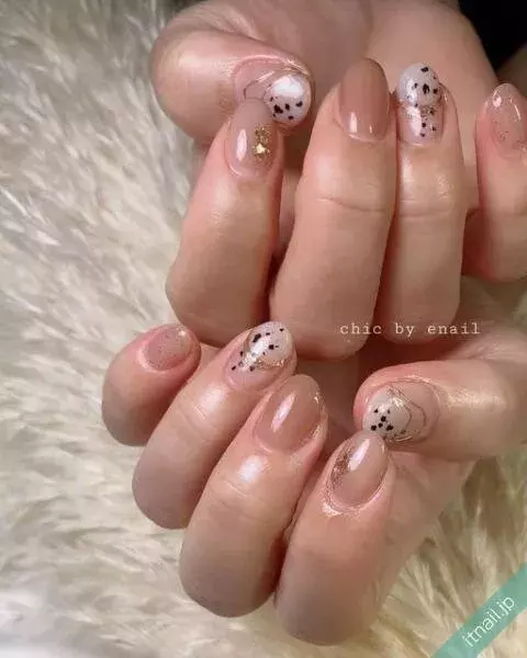 大人ネイルに抜け感を まだら模様 ぶち模様 がおしゃれなデザインまとめ ローリエプレス