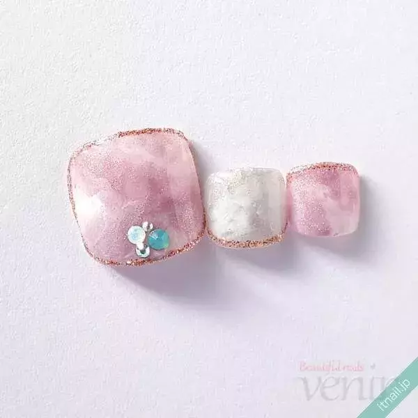 これが大人のお洒落の流儀 大理石柄のエレガントなフットネイル ローリエプレス