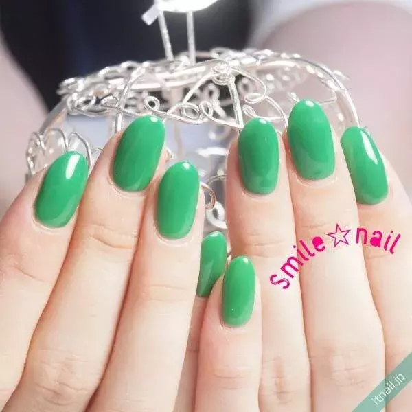22年春ネイルは ケリーグリーン に注目 指先萌える鮮やかデザイン ローリエプレス