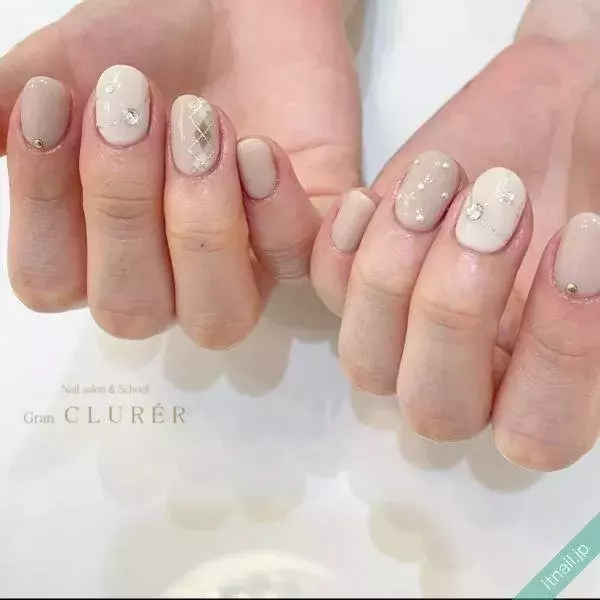 秋らしくほっこりと ベージュ系アーガイルネイルが上品見えする ローリエプレス