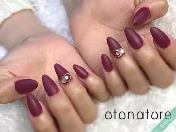 シックでクールな質感を楽しむ ダークカラーで彩るマットネイル ローリエプレス