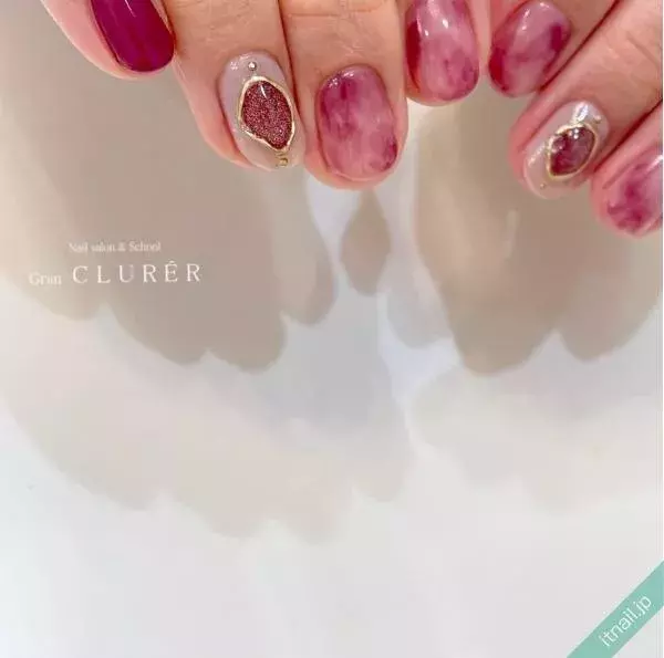 セルフでも超簡単 グリッターを使ったネイルデザインをご紹介 ローリエプレス セルフでも超簡単 グリッターを使ったネイルデザインをご紹介 ローリエプレス