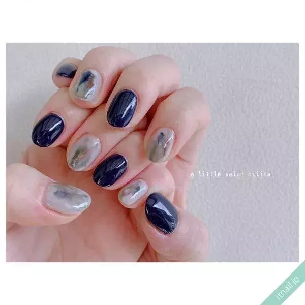 大人カッコいい ネイビー グレーカラーでアートする秋ネイル ローリエプレス 大人カッコいい ネイビー グレーカラーでアートする秋ネイル ローリエプレス