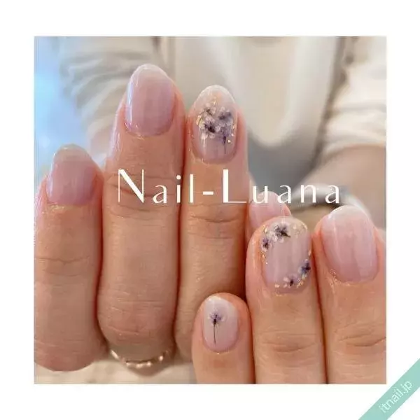 旬の 押し花フレンチ のネイルデザイン8選 ナチュラルシンプルが可愛い ローリエプレス