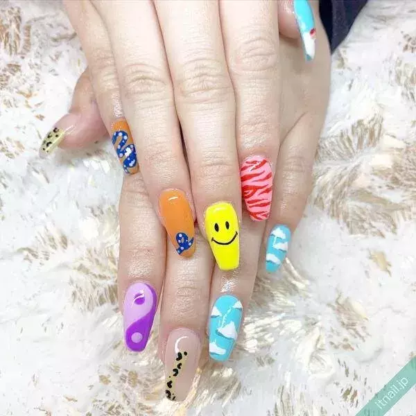 あなたを虜にする 空ネイル ポップからキレイまでデザインいろいろ ローリエプレス